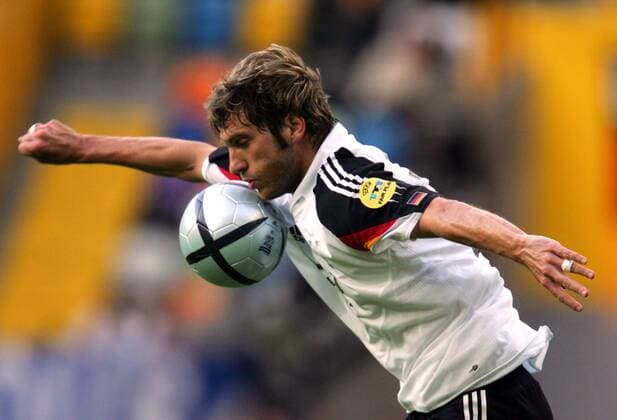 Torsten Frings (Deutschland) - Brustannahme Fußball EM Herren Euro 2004, Europameisterschaft, Länderspiel, Nationalmannschaft, Nationalteam, Gruppe D Einzelbild Lissabon Dynamik,