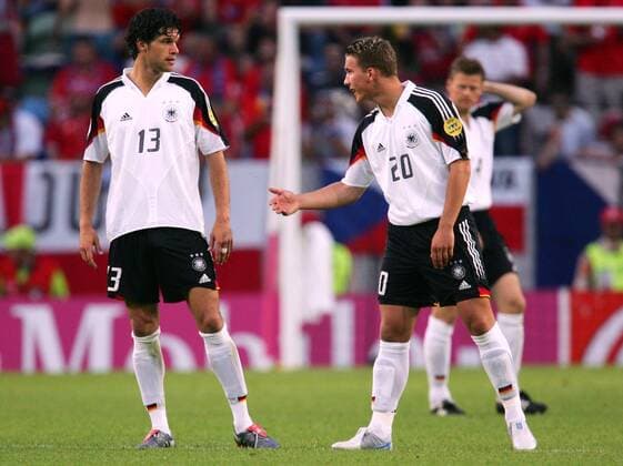 Michael Ballack (li.) hört Lukas Podolski (beide Deutschland) aufmerksam zu Fußball EM Herren Euro 2004, Europameisterschaft, Länderspiel, Nationalmannschaft, Nationalteam, Gruppe D Gruppe Lissabon