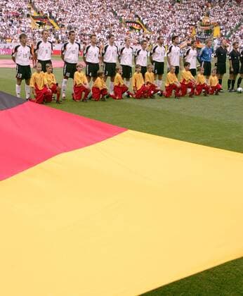 Mannschaftsvorstellung Deutschland, v. li.: Bernd Schneider, Dietmar Hamann, Kevin Kuranyi, Christian Wörns, Arne Friedrich, Bastian Schweinsteiger, Philipp Lahm, Jens Nowotny, Michael Ballack, Torsten Frings, Torwart Oliver Kahn Fußball EM Herren Euro 2004, Europameisterschaft, Länderspiel, Nationalmannschaft, Nationalteam, Gruppe D Totale Lissabon