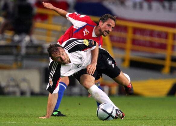 Jens Nowotny (Deutschland, vorn) gegen Tyce (Tschechien) Fußball EM Herren Euro 2004, Europameisterschaft, Länderspiel, Nationalmannschaft, Nationalteam, Gruppe D Gruppe Lissabon Dynamik, Kampf,