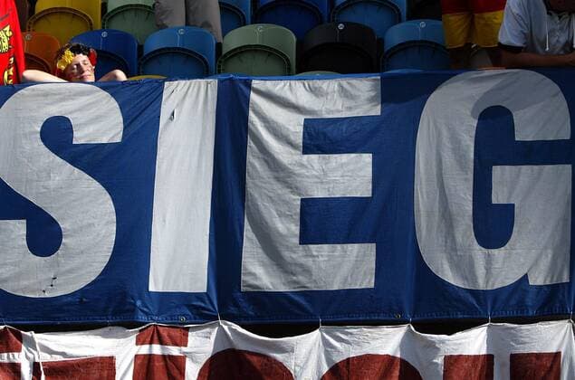 Ein deutscher Fan fordert mit seinem Plakat einen Sieg Fußball EM Herren Euro 2004, Europameisterschaft, Länderspiel, Nationalmannschaft, Nationalteam, Gruppe D Einzelbild Lissabon