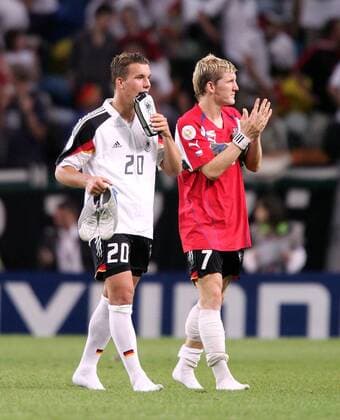 Bastian Schweinsteiger (re.) und Lukas Podolski (beide Deutschland) - Abgang Fußball EM Herren Euro 2004, Europameisterschaft, Länderspiel, Nationalmannschaft, Nationalteam, Gruppe D, Vdig Gruppe Lissabon