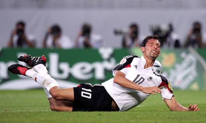 Kevin Kuranyi (Deutschland) legt eine Bauchlandung hin Fußball EM Herren Euro 2004, Europameisterschaft, Länderspiel, Nationalmannschaft, Nationalteam, Gruppe D Einzelbild Lissabon Dynamik,