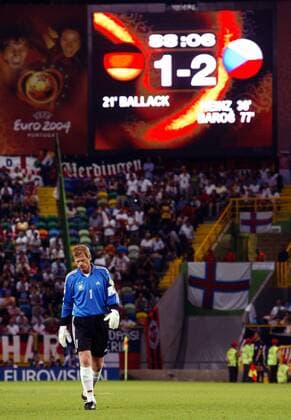 Im letzten Gruppenspiel liegt Deutschland in der 89. Minute nach Toren von Ballack, Heinz und Baros mit 1:2 gegen Tschechien zurück, auch der sonst so optimistische deutsche Torwart Oliver Kahn rechnet nicht mehr mit dem Einzug in die nächste Runde Fußball EM Herren Euro 2004, Europameisterschaft, Länderspiel, Nationalmannschaft, Nationalteam, Gruppe D Totale Lissabon Enttäuschung,