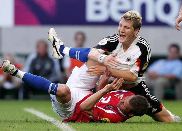 Bastian Schweinsteiger (Deutschland, hi.) gegen David Rozehnal (Tschechien) Fußball EM Herren Euro 2004, Europameisterschaft, Länderspiel, Nationalmannschaft, Nationalteam, Gruppe D Gruppe Lissabon Dynamik, Kampf,