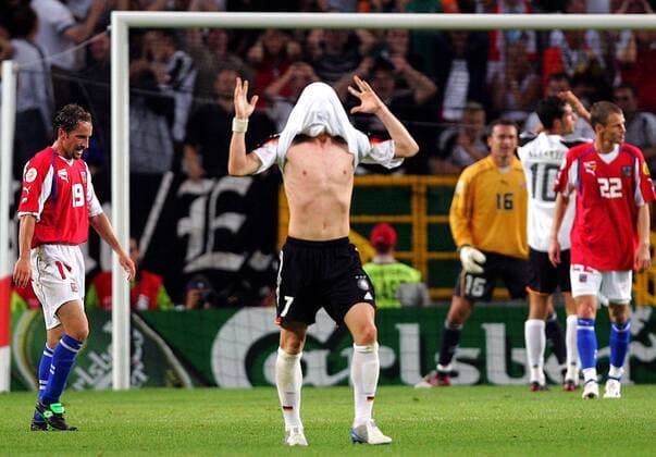Bastian Schweinsteiger (Deutschland) enttäuscht nach einer vergebenen Torchance Fußball EM Herren Euro 2004, Europameisterschaft, Länderspiel, Nationalmannschaft, Nationalteam, Gruppe D Einzelbild Lissabon Enttäuschung, Verzweiflung,