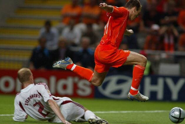 Arjen Robben (Niederlande, re.) springt über Igors Stepanovs (Lettland) hinweg Fußball EM Herren Euro 2004, Europameisterschaft, Länderspiel, Nationalmannschaft, Nationalteam, Gruppe D Gruppe Braga Dynamik,  