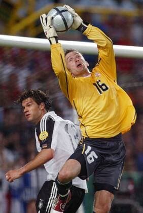 Torwart Jaromir Blazek (Tschechien) hat den Ball sicher, li. Michael Ballack (Deutschland) Fußball EM Herren Euro 2004, Europameisterschaft, Länderspiel, Nationalmannschaft, Nationalteam, Gruppe D Gruppe Lissabon Dynamik,