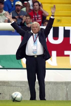 Nationaltrainer Karel Brückner (Tschechien) verständnislos Fußball EM Herren Euro 2004, Europameisterschaft, Länderspiel, Nationalmannschaft, Nationalteam, Gruppe D Einzelbild Lissabon Enttäuschung,