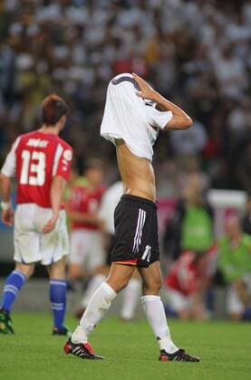 Kevin Kuranyi (Deutschland) enttäuscht Fußball EM Herren Euro 2004, Europameisterschaft, Länderspiel, Nationalmannschaft, Nationalteam, Gruppe D, Vdig Einzelbild Lissabon Enttäuschung, Verzweiflung,  