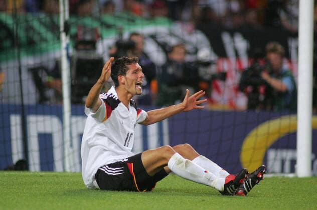 Kevin Kuranyi (Deutschland) sauer Fußball EM Herren Euro 2004, Europameisterschaft, Länderspiel, Nationalmannschaft, Nationalteam, Gruppe D, Vdig Einzelbild Lissabon Enttäuschung, Verzweiflung,  