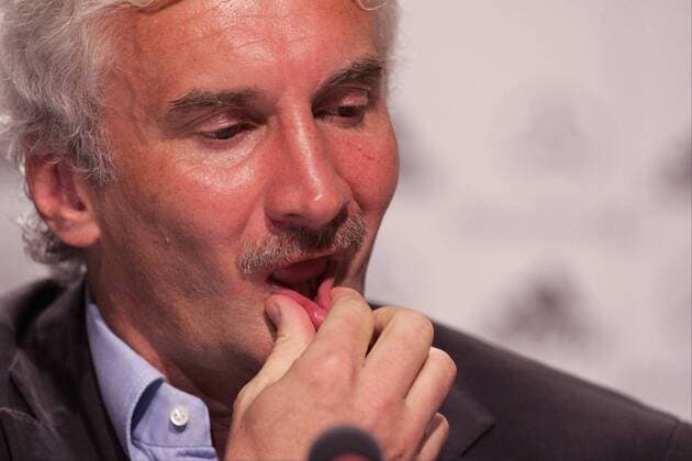 Teamchef Rudi Völler (Deutschland) nachdenklich während der Rücktritts-Pressekonferenz Fußball EM Herren Euro 2004, Europameisterschaft, Nationalmannschaft, Nationalteam, PK, Pressetermin, Vdig Porträt Faro, Almancil Nachdenklichkeit,