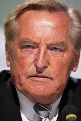 DFB-Präsident Gerhard Mayer-Vorfelder (Deutschland) grimmig während der Pressekonferenz Fußball EM Herren Euro 2004, Europameisterschaft, Nationalmannschaft, Nationalteam, PK, Pressetermin, Vdig Porträt Faro, Almancil Spannung,