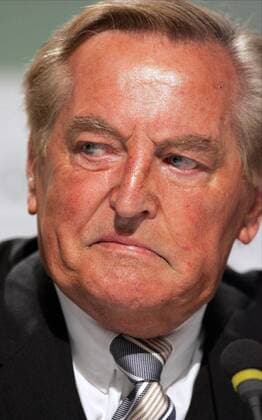 DFB-Präsident Gerhard Mayer-Vorfelder (Deutschland) während der Pressekonferenz übel gelaunt Fußball EM Herren Euro 2004, Europameisterschaft, Nationalmannschaft, Nationalteam, PK, Pressetermin, Vdig Porträt Faro, Almancil Spannung,