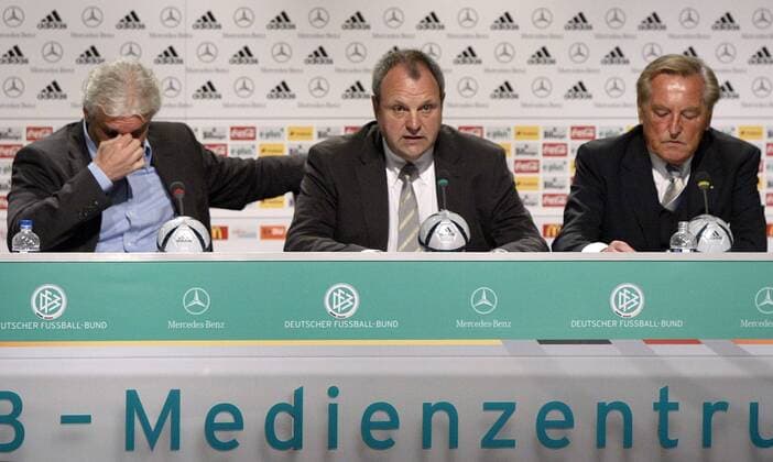 Der Tag danach, Pressekonferenz und Rücktritt - Pressechef Harald Stenger (Mitte) bewahrt als PR-Profi die Fassung, DFB-Präsident Gerhard Mayer-Vorfelder (re.) enttäuscht und Teamchef Rudi Völler (alle Deutschland) sichtlich konsterniert Fußball EM Herren Euro 2004, Europameisterschaft, Nationalmannschaft, Nationalteam, PK, Pressetermin, MV, Vdig Gruppe Medienzentrum, Ausscheiden, ausgeschieden Faro, Almancil Enttäuschung, Verzweiflung,