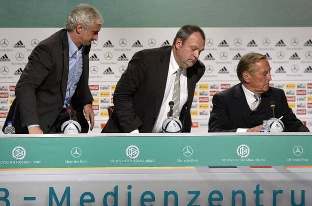 Pressekonferenz und Rücktritt - V.li.: Teamchef Rudi Völler zieht Konsequenzen, legt sein Amt nieder und geht als Erster, Pressechef Harald Stenger zwischen den Stühlen und DFB-Präsident Gerhard Mayer-Vorfelder (alle Deutschland) klebt an seinem Fußball EM Herren Euro 2004, Europameisterschaft, Nationalmannschaft, Nationalteam, PK, Pressetermin, MV, Vdig Gruppe Medienzentrum, Ausscheiden, ausgeschieden Faro, Almancil
