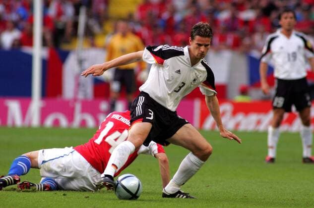 Arne Friedrich (vorn, Deutschland) läßt Stepan Vachousek (Tschechien) hinter sich Fußball EM Herren Euro 2004, Europameisterschaft, Länderspiel, Nationalmannschaft, Nationalteam, Gruppe D, Vdig Gruppe Lissabon Dynamik,  