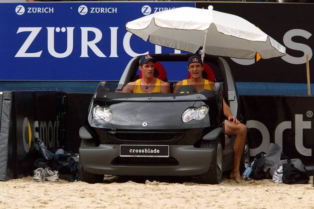 Christoph Dieckmann (li.) und Andreas Scheuerpflug (beide Deutschland) benutzen während ihrer Pause einen Smart als Bank Beachvolleyball Swatch FIVB World Tour 2004, Grand Slam, Worldtour, Beach, Vdig Gruppe Schloßplatz, Schlossplatz Berlin