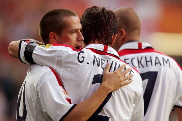 Torschütze Michael Owen (li.) und Garry Neville (beide England) - Torjubel Fußball EM Herren Euro 2004, Europameisterschaft, Länderspiel, Nationalmannschaft, Nationalteam, Viertelfinale Gruppe Lissabon Freude,