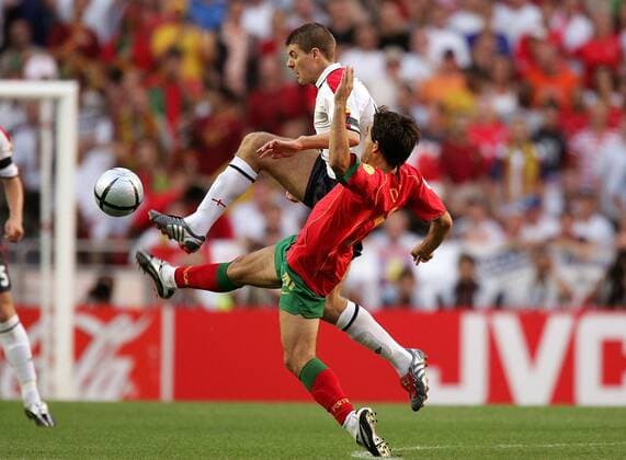 Steven Gerrard (England, li.) gegen Deco (Portugal) Fußball EM Herren Euro 2004, Europameisterschaft, Länderspiel, Nationalmannschaft, Nationalteam, Viertelfinale Gruppe Lissabon Dynamik,