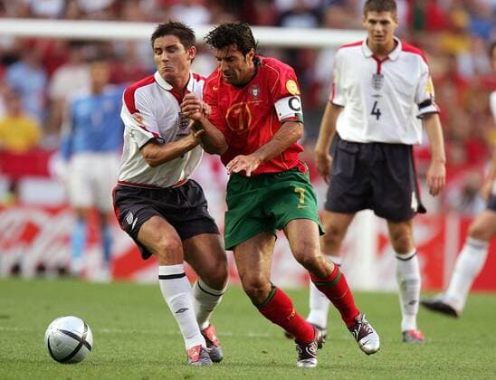 Frank Lampard (England, li.) gegen Luis Figo (Portugal) Fußball EM Herren Euro 2004, Europameisterschaft, Länderspiel, Nationalmannschaft, Nationalteam, Viertelfinale Gruppe Lissabon Dynamik, Kampf