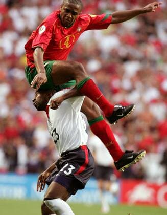 Jorge Andrade (Portugal) landet auf Darius Vassell (England) Fußball EM Herren Euro 2004, Europameisterschaft, Länderspiel, Nationalmannschaft, Nationalteam, Viertelfinale Gruppe Lissabon Dynamik, Höhe, Kampf, Überlegenheit