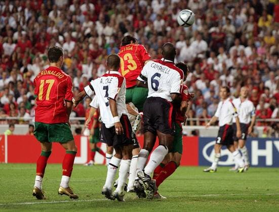 Helder Postiga (Portugal, Nr. 23) erzielt per Kopfball den 1:1 Ausgleich Fußball EM Herren Euro 2004, Europameisterschaft, Länderspiel, Nationalmannschaft, Nationalteam, Viertelfinale Gruppe Lissabon Dynamik,