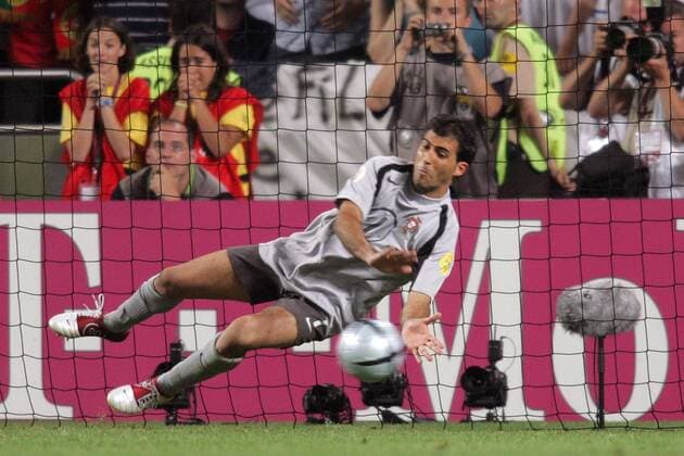 Torwart Ricardo (Portugal) hält den Elfer ohne Handschuhe Fußball EM Herren Euro 2004, Europameisterschaft, Länderspiel, Nationalmannschaft, Nationalteam, Viertelfinale Einzelbild Lissabon Dynamik, Spannung,