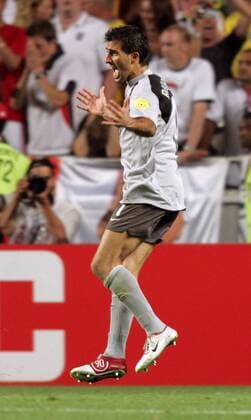 Torwart Ricardo (Portugal) jubelt nachdem er den entscheidenden Elfmeter verwandelt hat Fußball EM Herren Euro 2004, Europameisterschaft, Länderspiel, Nationalmannschaft, Nationalteam, Viertelfinale Einzelbild Lissabon Freude, Begeisterung,