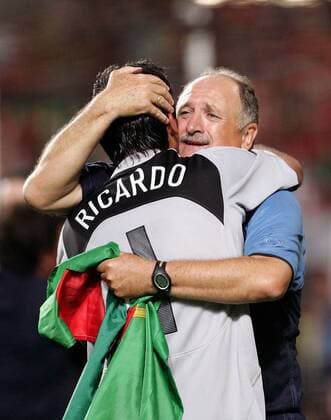Schulterschluss: Nationaltrainer Luiz Felipe Scolari bedankt sich bei seinem Matchwinner Torwart Ricardo (beide Portugal) Fußball EM Herren Euro 2004, Europameisterschaft, Länderspiel, Nationalmannschaft, Nationalteam, Viertelfinale Einzelbild Lissabon Glück Freude, Begeisterung,