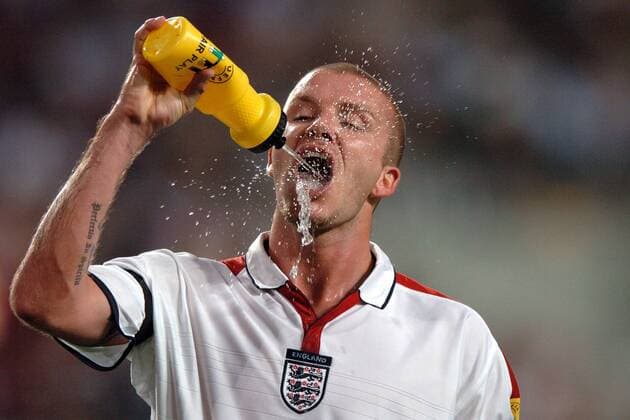 David Beckham (England) erfrischt sich Fußball EM Herren Euro 2004, Europameisterschaft, Länderspiel, Nationalmannschaft, Nationalteam, Viertelfinale Einzelbild Lissabon