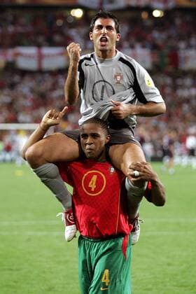Torwart Ricardo wird von Jorge Andrade (beide Portugal) auf den Schultern getragen - seine Heldentaten im Elfmeterschießen brachten den Sieg - VERÖFFENTLICHUNGSRECHTE NUR FÜR DEUTSCHE MEDIEN Fußball EM Herren Euro 2004, Europameisterschaft, Länderspiel, Nationalmannschaft, Nationalteam, Viertelfinale Gruppe Lissabon Freude, Begeisterung,
