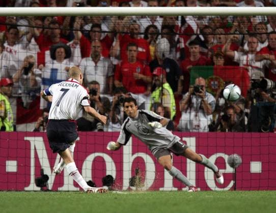 David Beckham (England) knickt beim Elfmeter gegen Torwart Ricardo (Portugal) um und verschießt Fußball EM Herren Euro 2004, Europameisterschaft, Länderspiel, Nationalmannschaft, Nationalteam, Viertelfinale Gruppe Aufmacher, verschießen, verschossen, verschossener Lissabon, Turnierhighlight