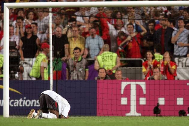 Darius Vassell (England) maßlos enttäuscht, nachdem er den entscheidenden Elfer verschossen hat Fußball EM Herren Euro 2004, Europameisterschaft, Länderspiel, Nationalmannschaft, Nationalteam, Viertelfinale Einzelbild Lissabon Enttäuschung, Verzweiflung,