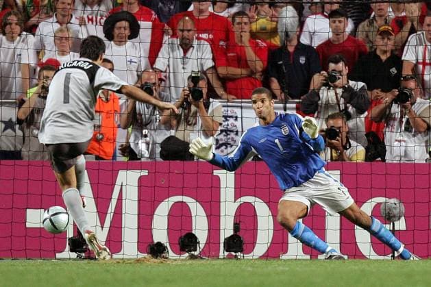 Torwart David James (England, re.) ist gegen den Elfmeter seines Gegenüber Ricardo (Portugal) chancenlos Fußball EM Herren Euro 2004, Europameisterschaft, Länderspiel, Nationalmannschaft, Nationalteam, Viertelfinale Gruppe Aufmacher, verschießen, verschossen, verschossener Lissabon, Turnierhighlight