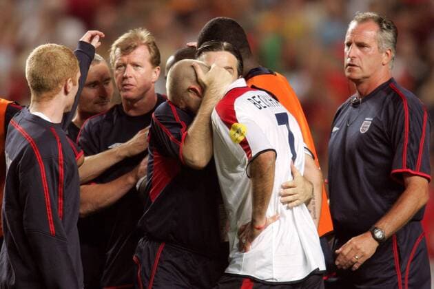 David Beckham (England) wird nach dem Ausscheiden getröstet Fußball EM Herren Euro 2004, Europameisterschaft, Länderspiel, Nationalmannschaft, Nationalteam, Viertelfinale Gruppe Lissabon Enttäuschung,