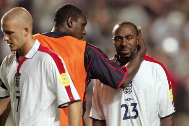Darius Vassell (re.) ist den Tränen nahe - er hat den entscheidenden Elfmeter verschossen, da hilft auch der Trost von Emile Heskey (beide England) wenig Fußball EM Herren Euro 2004, Europameisterschaft, Länderspiel, Nationalmannschaft, Nationalteam, Viertelfinale Gruppe Aufmacher, Lissabon Enttäuschung, Verzweiflung,