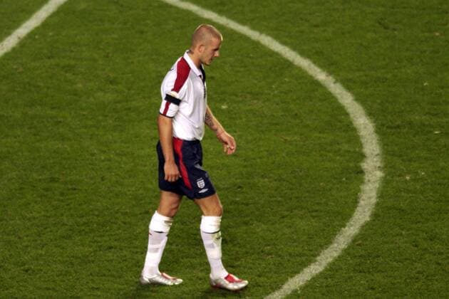 David Beckham (England) enttäuscht Fußball EM Herren Euro 2004, Europameisterschaft, Länderspiel, Nationalmannschaft, Nationalteam, Viertelfinale Einzelbild Lissabon Enttäuschung, Nachdenklichkeit,