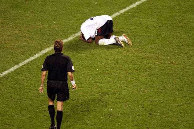 Darius Vassell (England) ist nach seinem Fehlschuß beim Elfmeterschießen am Boden zerstört, li. Schiedsrichter Meier (Schweiz) Fußball EM Herren Euro 2004, Europameisterschaft, Länderspiel, Nationalmannschaft, Nationalteam, Viertelfinale Gruppe Lissabon Enttäuschung, Verzweiflung,