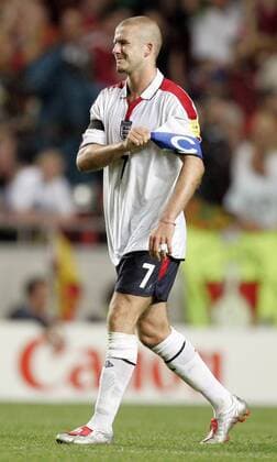 David Beckham (England) reißt sich nach einem verschossenen Elfmeter die Binde vom Arm Fußball EM Herren Euro 2004, Europameisterschaft, Länderspiel, Nationalmannschaft, Nationalteam, Viertelfinale, Vdig, Einzelbild Aufmacher Lissabon Enttäuschung, Verzweiflung,