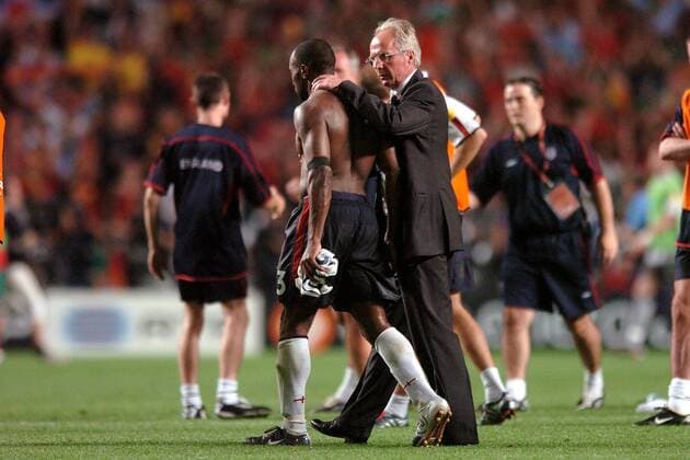 Nationaltrainer Sven-Göran Eriksson (re.) tröstet Darius Vassell (beide England) Fußball EM Herren Euro 2004, Europameisterschaft, Länderspiel, Nationalmannschaft, Nationalteam, Viertelfinale Gruppe Lissabon Enttäuschung,