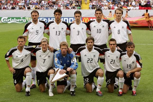 Mannschaftsbild Deutschland - hi.v.li.: Jens Nowotny, Michael Ballack, Arne Friedrich, Kevin Kuranyi, Dietmar Hamann; vorn: Christian Wörns, Bastian Schweinsteiger, Torwart Oliver Kahn, Torsten Frings, Philipp Lahm und Bernd Schneider Fußball EM Herren Euro 2004, Europameisterschaft, Länderspiel, Nationalmannschaft, Nationalteam, Gruppe D, Vdig Totale Lissabon