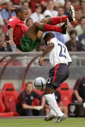 Jorge Andrade (Portugal, li.) fällt über Darius Vassell (England) Fußball EM Herren Euro 2004, Europameisterschaft, Länderspiel, Nationalmannschaft, Nationalteam, Viertelfinale, Vdig Gruppe Lissabon Dynamik, Höhe, Kampf,