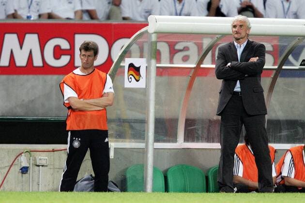 Teamchef Rudi Völler (re.) und Bundestrainer Michael Skibbe (beide Deutschland) enttäuscht vor und neben der Bank Fußball EM Herren Euro 2004, Europameisterschaft, Länderspiel, Nationalmannschaft, Nationalteam, Gruppe D, Vdig Gruppe Lissabon Enttäuschung,