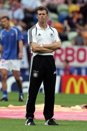 Bundestrainer Michael Skibbe (Deutschland) skeptisch Fußball EM Herren Euro 2004, Europameisterschaft, Länderspiel, Nationalmannschaft, Nationalteam, Gruppe D, Vdig Einzelbild Lissabon Skepsis,