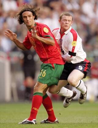 Ricardo Carvalho (Portugal, li.) läßt Wayne Rooney (England) an sich abprallen Fußball EM Herren Euro 2004, Europameisterschaft, Länderspiel, Nationalmannschaft, Nationalteam, Viertelfinale, Vdig Gruppe Lissabon Dynamik, Kampf