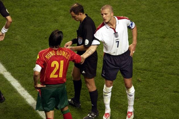 David Beckham (England, re.) und Nuno Gomes (Portugal) - shake hands, dazwischen Linienrichter Francesco Buragina (Schweiz) Fußball EM Herren Euro 2004, Europameisterschaft, Länderspiel, Nationalmannschaft, Nationalteam, Viertelfinale Gruppe Lissabon