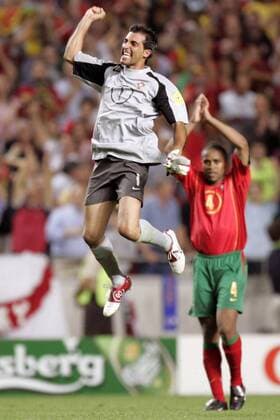Torwart Ricardo (li.) jubelt nach dem er den entscheidenen Elfmeter verwandelt hat; re. Andrade (beide Portugal) Fußball EM Herren Euro 2004, Europameisterschaft, Länderspiel, Nationalmannschaft, Nationalteam, Viertelfinale, Vdig Gruppe Lissabon Höhe, Glück Freude, Begeisterung,