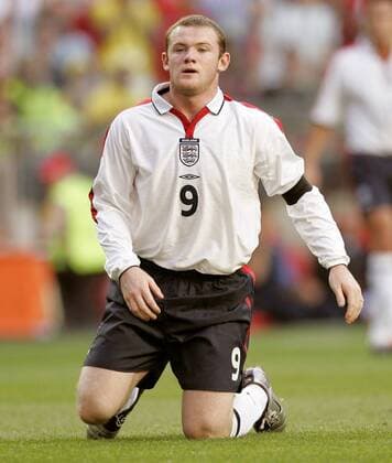 Wayne Rooney (England) am Boden Fußball EM Herren Euro 2004, Europameisterschaft, Länderspiel, Nationalmannschaft, Nationalteam, Viertelfinale, Vdig Einzelbild Lissabon