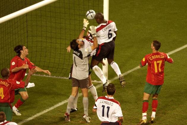 Sol Campbell (England, 6) köpft ins Tor von Torwart Ricardo (Portugal), doch es wird auf Foulspiel und Behinderung des Torhüters entschieden Fußball EM Herren Euro 2004, Europameisterschaft, Länderspiel, Nationalmannschaft, Nationalteam, Viertelfinale Gruppe Lissabon Dynamik,